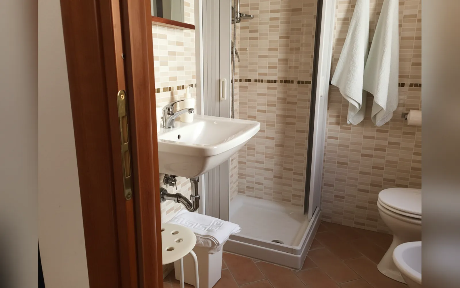 Il bagno con il lavabo, il box doccia e i sanitari