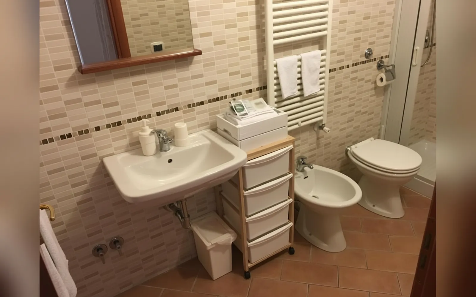 Il bagno privato con il lavabo, il bidet e lo scaldasalviette