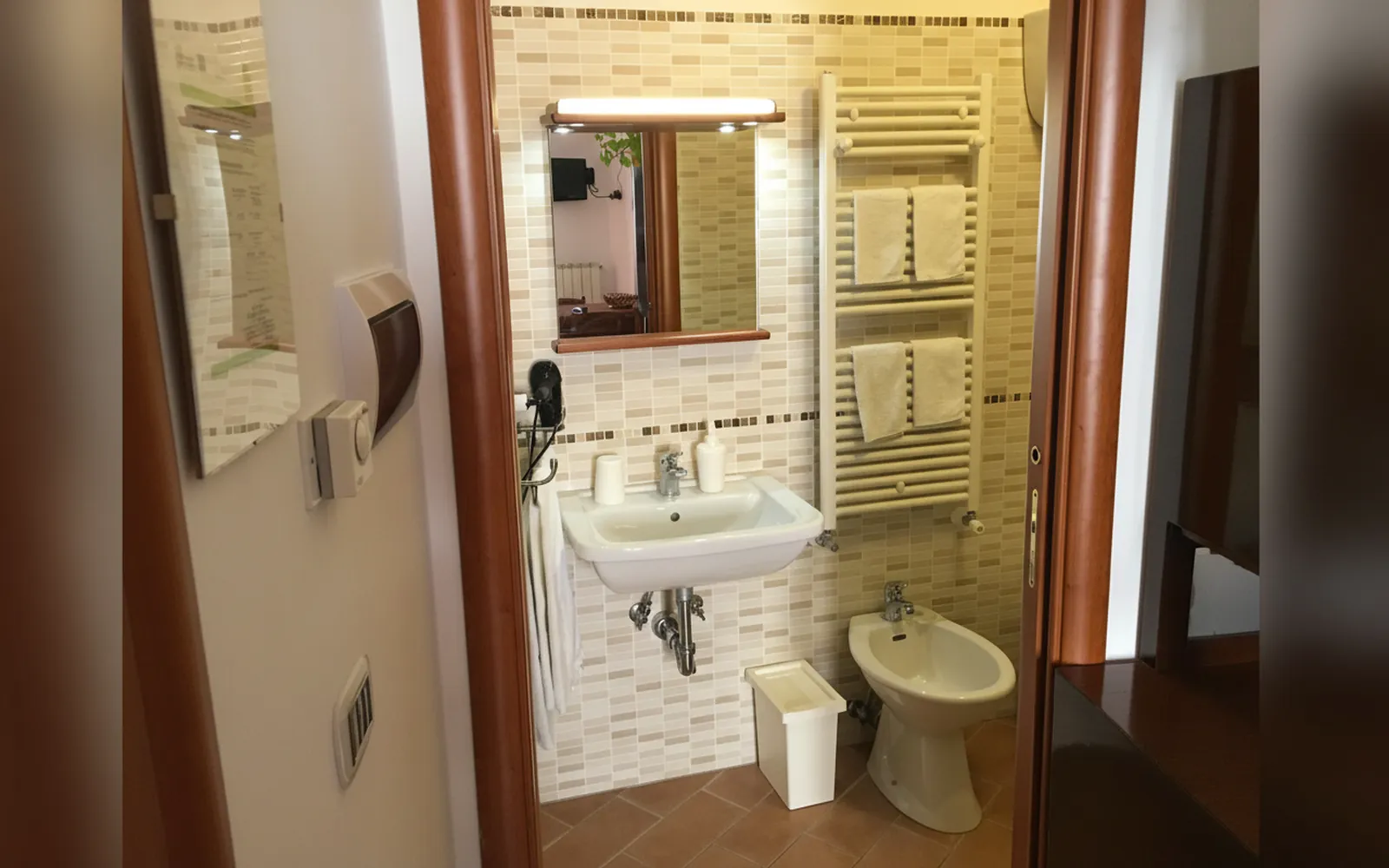Il bagno privato con il lavabo, il bidet e lo scaldasalviette