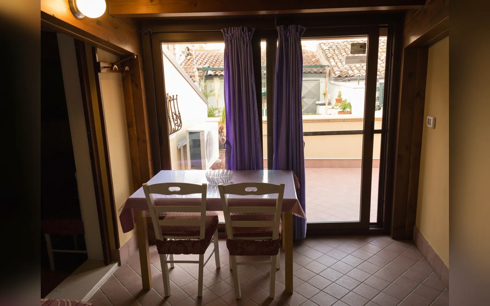 Il tavolo da pranzo davanti alla portafinestra che si apre sulla terrazza