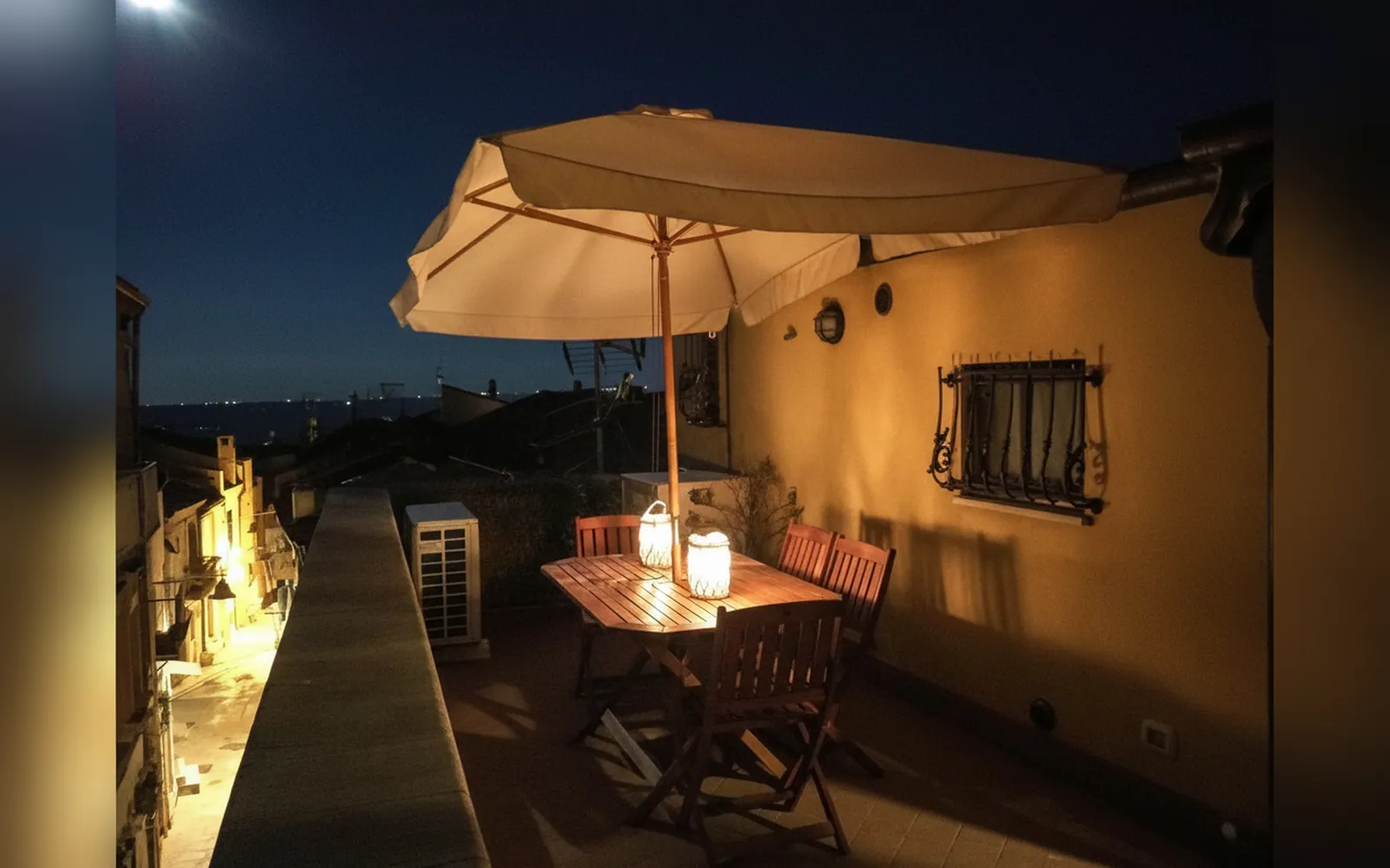 La terrazza la sera, con il tavolo apparecchiato e la lanterna accesa